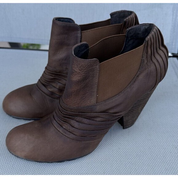 Vince Camuto Womens Size 9.5B Brown Leather Chelsea Heeled Ankle‎ Boots Bootie - Picture 1 of 5